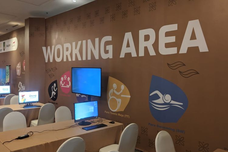 Ruang kerja wartawan di Media Center ASEAN Para Games 2022. ASEAN Para Games 2022 bakal digelar di Solo pada 30 Juli hingga 6 Agustus 2022.