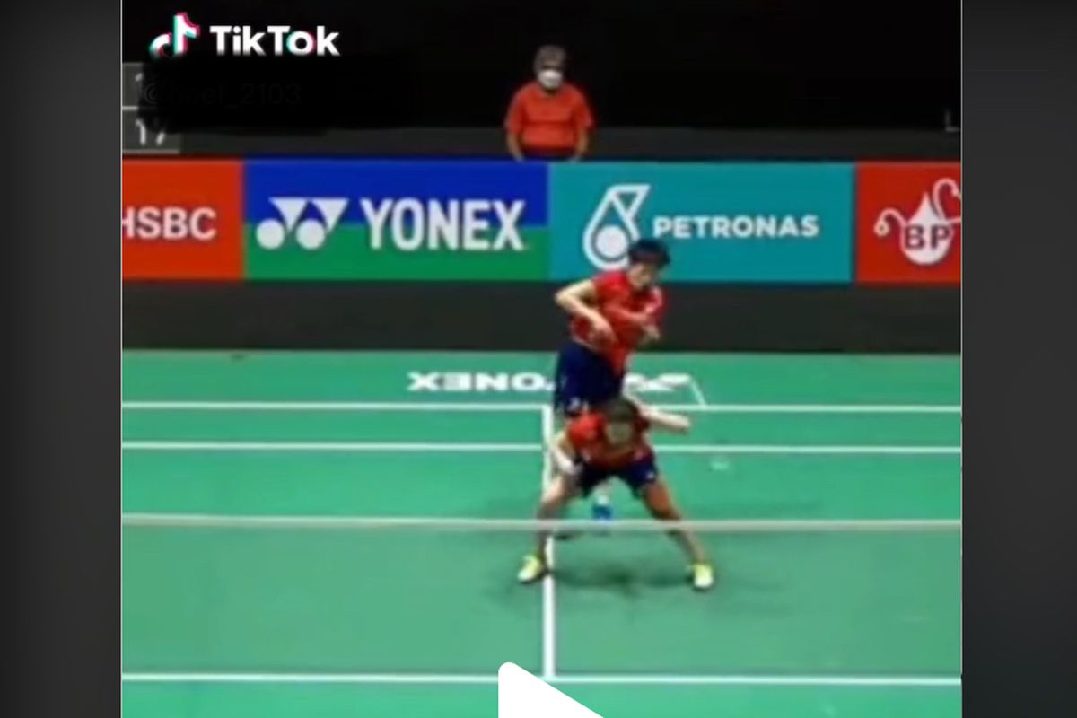 Smash pemain ganda putri asal China Zhang Shu Xian menghamtam rekannya sendiri Zheng Yu saat tanding melawan ganda putri Jepang Mayu Matsumoto dan Wakana Nagahara di ajang Malaysia Open 2022.