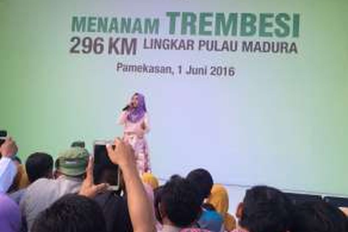 Fatin Sidqia Lubis saat tampil di Pamekasan dalam rangka penanaman pohon Trambesi di sepanjang jalan pulau Madura, Rabu (1/6/2016).