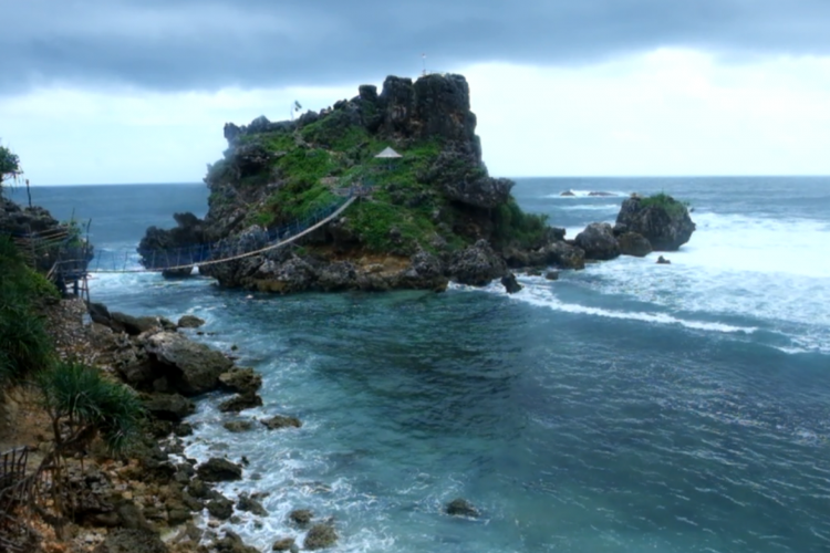 Pantai Nglambor, Tepus, Gunungkidul, Yogyakarta, salah satu Lokasi Favorit Wisatawan Melewatkan Malam Tahun Baru