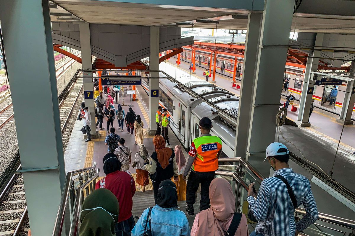 Penumpang saat menunggu kedatangan kereta di Stasiun Bekasi, Jawa Barat, Jumat (11/3/2022). Pemerintah menerbitkan aturan baru naik KRL yaitu tempat duduk tanpa jarak, peningkatan kapasitas hingga 60 persen, balita dibolehkan naik dengan didampingi orang tua, wajib memakai masker, dilarang berbicara dan sudah divaksin Covid-19.