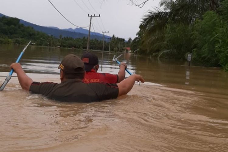 Petugas BPBD Agam melakukan proses evakuasi warga yang ditimpa bencana banjir, Minggu (5/4/2020)