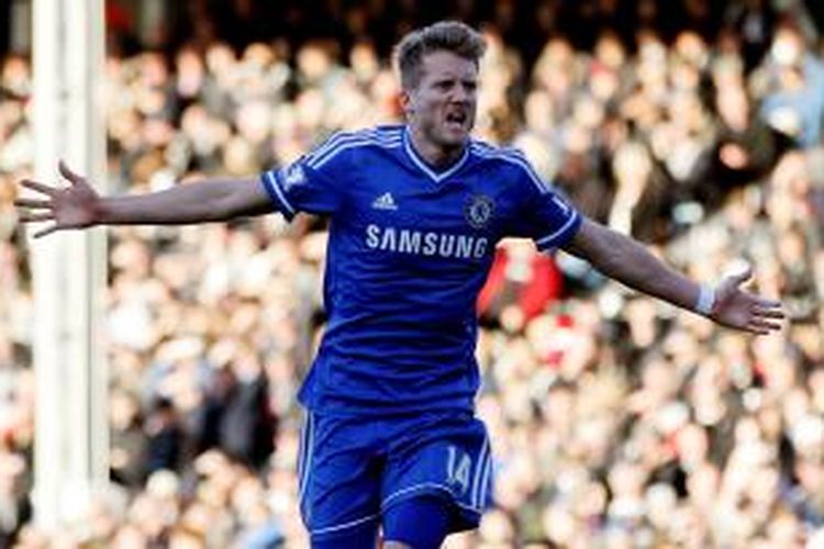 Gelandang Chelsea Andre Schuerrle merayakan gol pertamanya (dari tiga) ke gawang Fulham, pada laga Premier League, di Craven Cottage, Sabtu (1/3/2014). Chelsea memenangi laga itu dengan skor 3-1. 