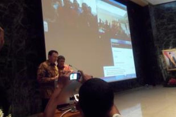 Gubernur DKI Jakarta Basuki Tjahaja Purnama dan Menteri Dalam Negeri Tjahjo Kumolo lakukan e-musrenbang dengan Keluraha Paseban, Selasa (14/4/2015). 