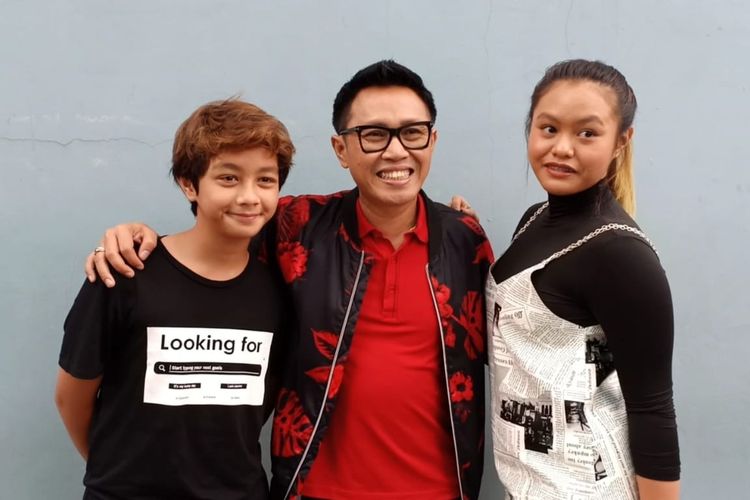 Eko Patrio (tengah) bersama anaknya Nayla (kanan) dan Faro (kiri) saat ditemui di kawasan Mampang, Jakarta Selatan, Jumat (10/1/2020)