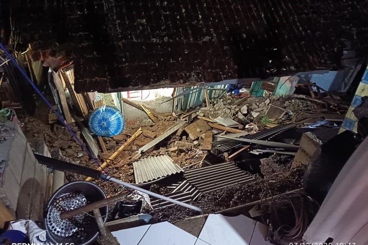 Kondisi tiga rumah di Kecamatan Cangkuang, Kabupaten Bandung, Jawa Barat yang rusak akibat longsor yang terjadi pada Rabu sore kemarin