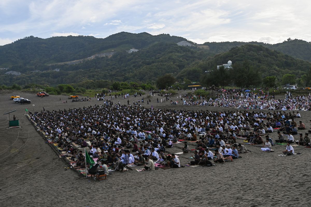 Umat Islam memanjatkan doa seusai Shalat Idul Fitri 1447 H di Gumuk Pasir, Parangkusumo, Bantul, D.I Yogyakarta, Jumat (20/3/2026). Sebagian umat Islam di Indonesia khususnya warga Muhammadiyah melaksanakan Shalat Idul Fitri 1447 H pada Jumat (20/3/2026). 