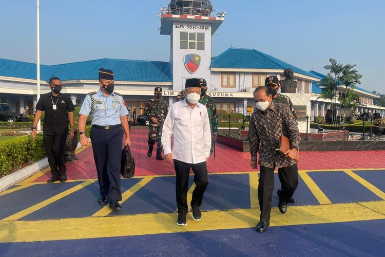 Wakil Presiden Ma'ruf Amin saat akan bertolak ke Bandung, Jawa Barat dari Pangkalan Udara Halim Perdanakusuma, Jakarta Timur, Rabu (29/9/2021).