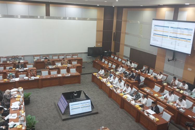 Suasana rapat Panitia Kerja (Panja) Komisi VIII DPR RI dan Dirjen Penyelenggara Haji dan Umrah (PHU) Kemenag dan Kepala Badan Pelaksana Badan Pengelola Keuangan Haji, di Gedung DPR RI, Senayan, Jakarta Selatan, Senin (27/11/2023).