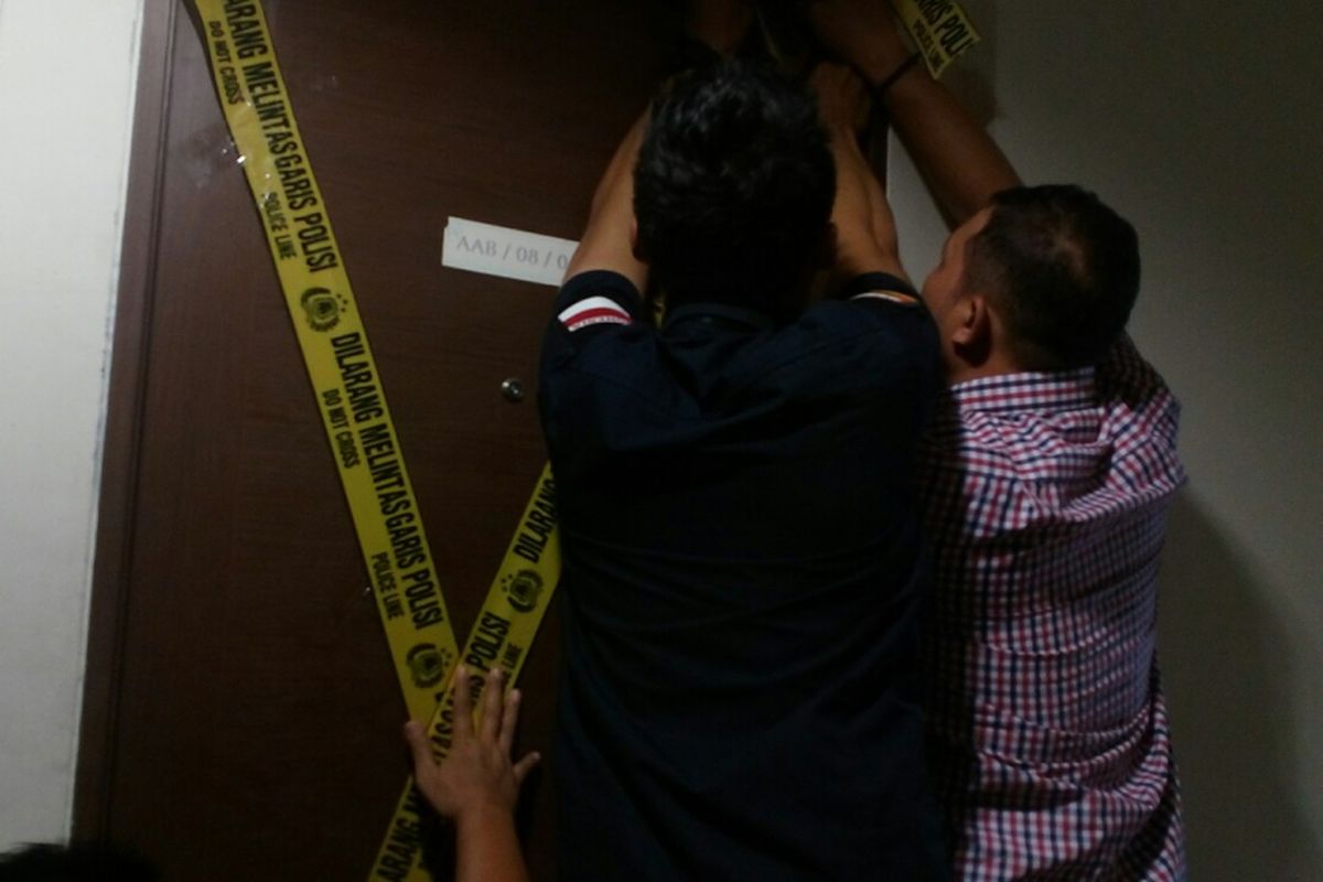 Pemasangan garis polisi di apartemen milik Kiki Hasibuan yang terletak di Apartemen Puri Park View tower A, lantai 1 no. 1, Kembangan Jakarta Barat pada Selasa (29/8/2017). 
