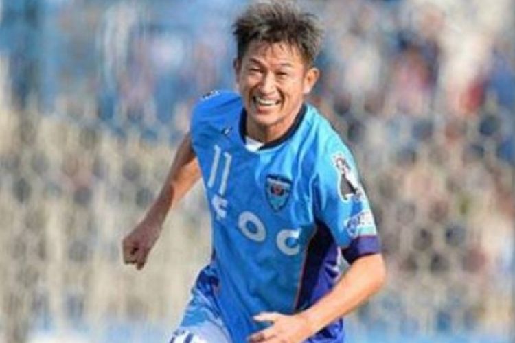 Senyum ceria striker berusia 50 tahun, Kazuyoshi Miura selepas mencetak gol ke gawang ThespaKusatsu Gunma pada laga pekan ketiga J2 League di Stadion Nippatsu Mitsuzawa, Minggu (12/3/2017).