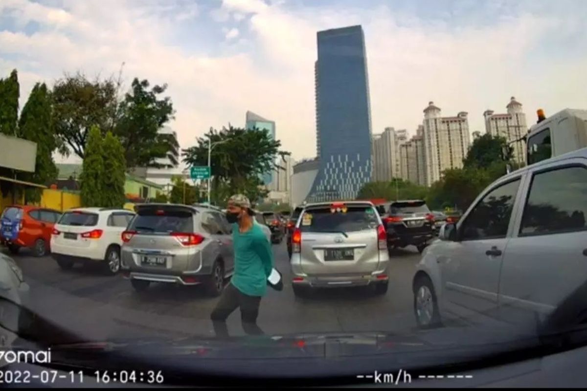 Sebuah video viral memperlihatkan aksi pencurian spion mobil yang sedang terjebak kemacetan, pada Senin (11/7/2022) pukul 16.04 WIB.