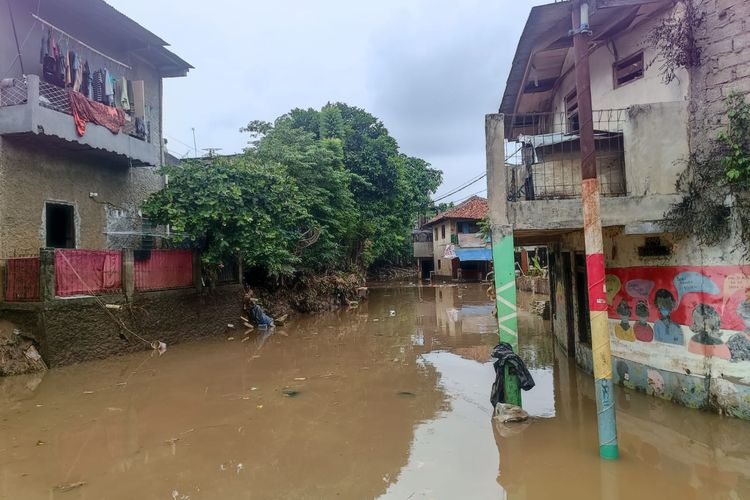 Wilayah RT 006/RW 07 Cililitan, Kramatjati, Jakarta Timur, yang terendam banjir pada Kamis (30/11/2023). Pada Jumat (1/12/2023) siang, sebagian wilayah di RT ini masih terendam banjir.