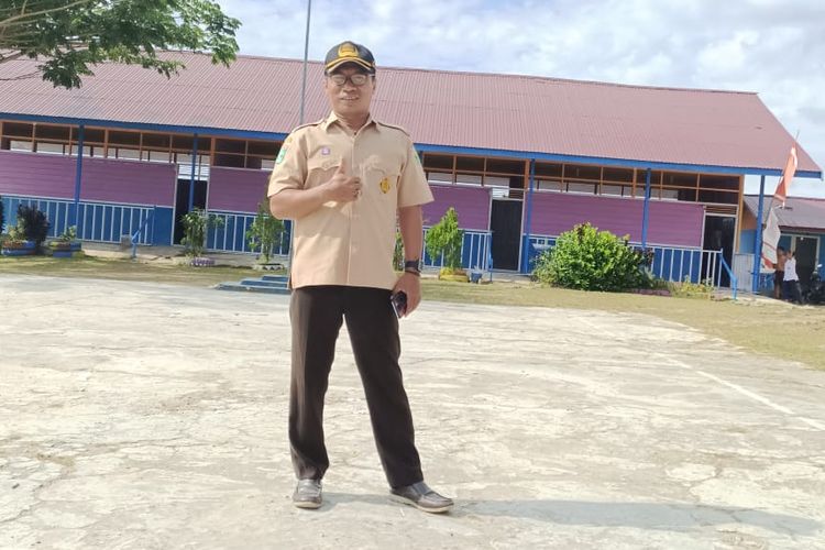 Kepala SMPN 2 Gunung Bayan, Kecamatan Muara Pahu, Kabupaten Kutai Barat (Kubar), Muslikin butuh dua jam lebih untuk mengajar ke sekolah.