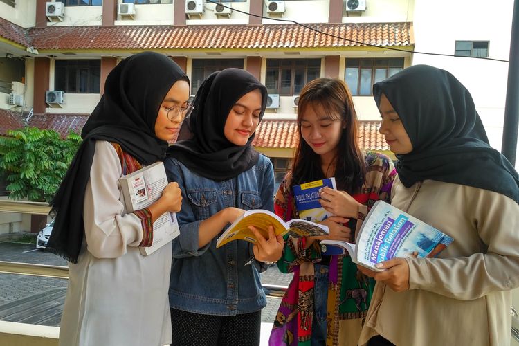 Mahasiswa Ilmu Komunikasi UPN Veteran Yogyakarta saat di kampus.