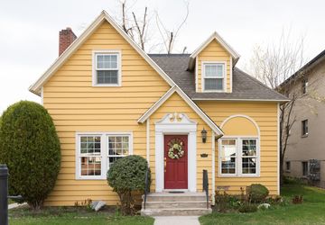 6 Warna Pintu untuk Rumah Berwarna Kuning, Bikin Rumah Lebih Menarik