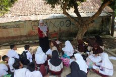 Ruang Kelas Rusak, Siswa SD Cianjur Belajar di Bawah Pohon