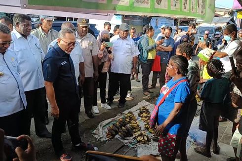 Kunjungi Pasar Remu Sorong, Mendag Zulhas Pastikan Harga Kebutuhan Pokok Jelang Nataru Stabil