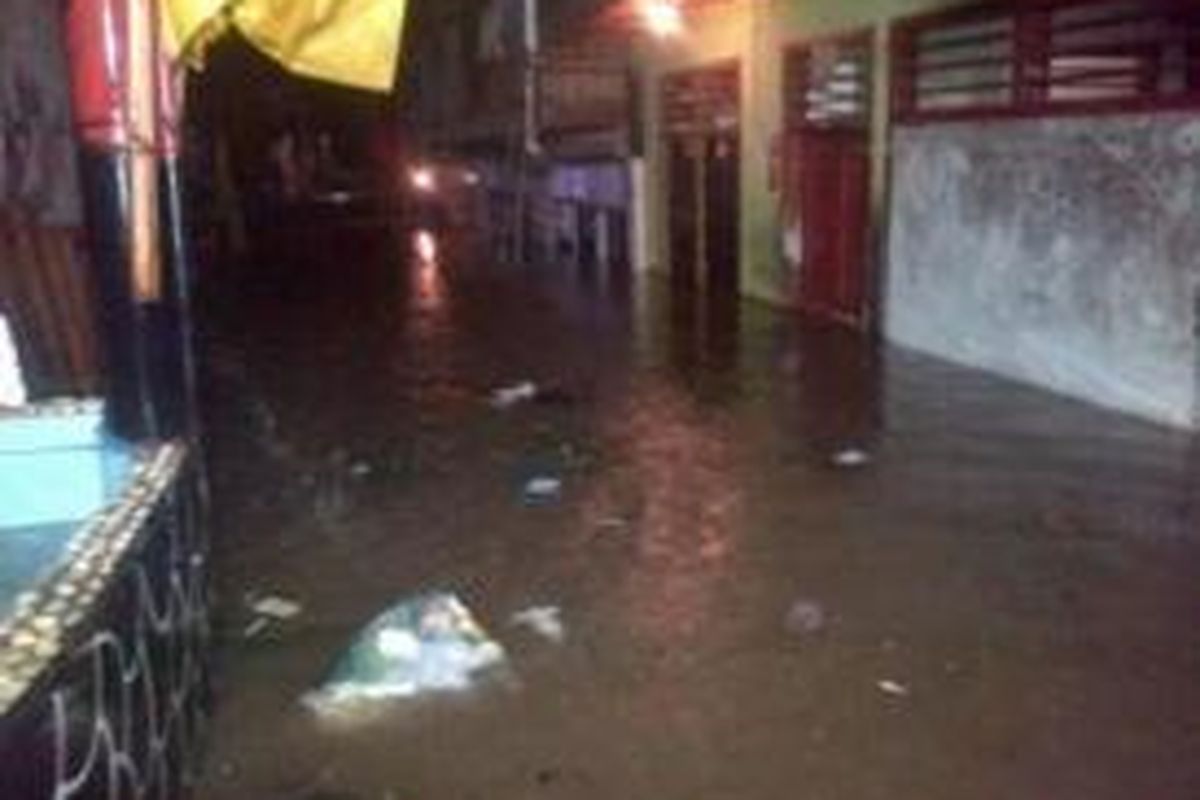 Banjir dengan ketinggian 0,3 meter hingga 1,5 meter menggenangi kawasan Kampung Pulo, Kelurahan Kampung Melayu, Kecamatan Jatinegara, Jakarta Timur, Minggu (12/1/2014).