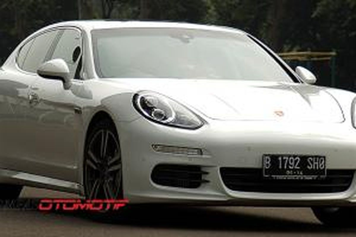 Tampilan sport masih tetap terpancar dari Porsche Panamera S meski berkarakter station wagon