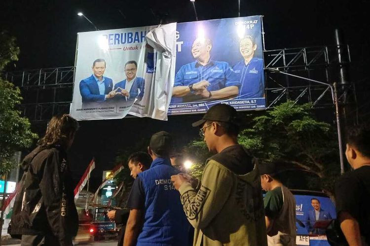 Pengurus, kader Partai Demokrat Ciamis menurunkan baliho partai yang ada foto Anies Baswedan di Jalan Jenderal Sudirman, Ciamis, Kamis (31/8/2023) malam.