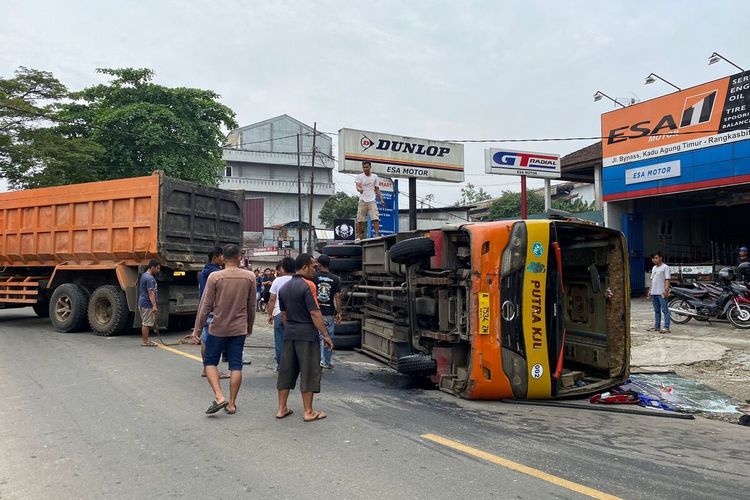 Kecelakaan bus KJU di Jalan Bypass Soekarno-Hatta Rangkasbitung, Minggu (26/6).