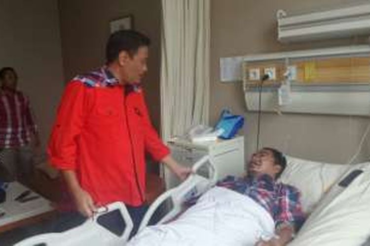 Calom wakil gubernur DKI Jakarta Djarot Saiful Hidayat menjenguk Wakil Ketua Ranting PDI-P Jelambar, Widodo, yang babak belur dikeroyok 10 orang di Rumah Sakit Royal Taruma, Sabtu (7/1/2016). 