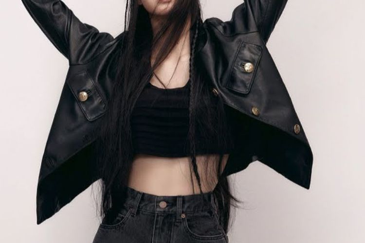 Tampilan grunge Lisa Blackpink pada sampul Vogue Jepang edisi Juni 2021.