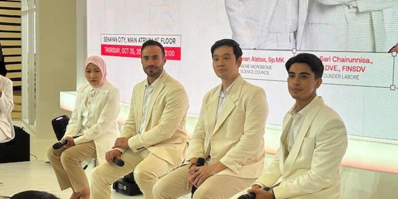 Dari kiri ke kanan dr. Sari Chairunnisa., Sp.DVE, founder LABORE, dr. Luke Maxfield, selaku LABORÈ Derma Advisory Global Council; dr. FX Clinton., Sp.DVE, selaku LABORÈ Derma Council; dan dr. Ayman Alatas, Sp.MK , pada saat Press Conference LABORÈ DERMALAB: The 1st Skin MCU (Microbiome Check-Up) in Southeast Asia, di Jakarta (30/10).