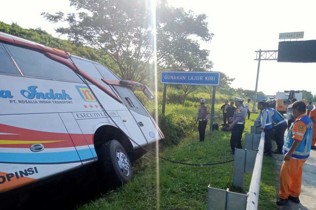 Kecelakaan bus PO Rosalia Indah yang terlibat kecelakaan di Tol Batang-Semarang, Jawa Tengah (Jateng) Km 370 A.