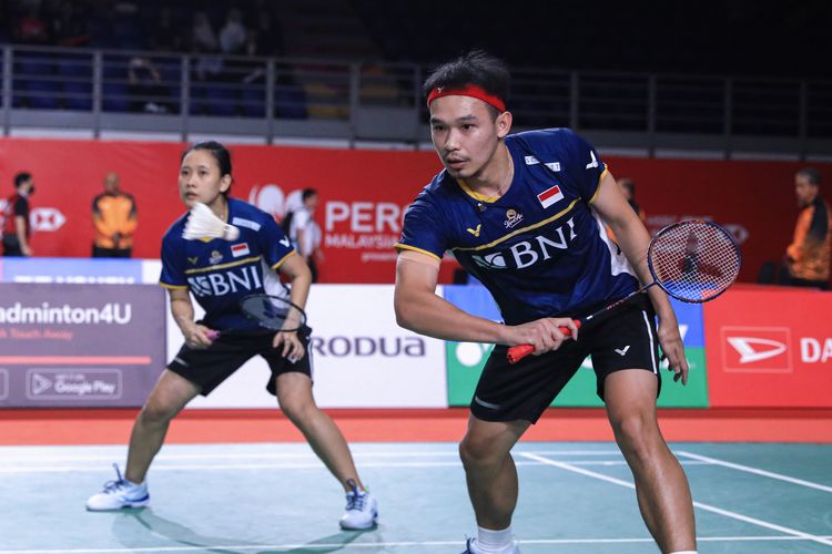 Rinov Rivaldy/Pitha Haningtyas Mentari saat bertanding pada babak 32 besar Malaysia Masters 2023 di Axiata Arena, Kuala Lumpur, Malaysia. Terkini, Rinov/Pitha berjuang dalam ajang Singapore Open 2023. Mereka berhasil mengalahkan sesama wakil Indonesia, Praveen Jordan/Melati Daeva Oktavianti, pada babak 32 besar di Singapore Indoor Stadium, Rabu (7/6/2023) pagi WIB.