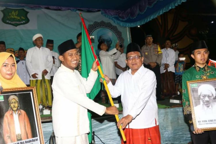 Wakil Bupati Sumenep Fauzi (kiri) yang kini dicalonkan sebagai bupati Sumenep bersama dengan Ketua PCNU Sumenep, Panji Taufik dalam salah satu kegiatan di kantor PCNU Sumenep.