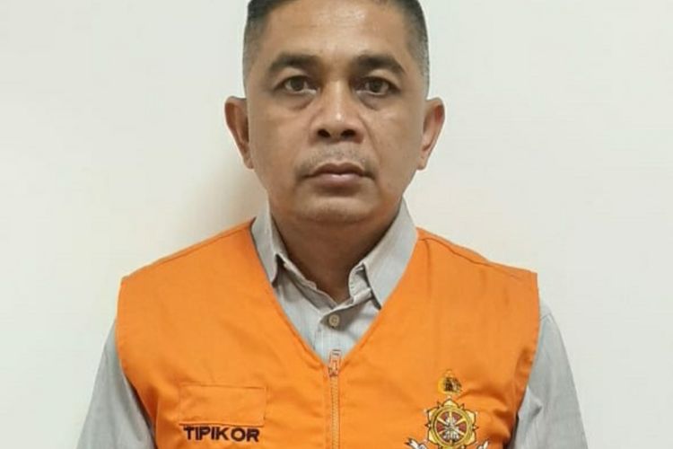 Sekcam Bina Widya, HS, saat diamankan usai kena OTT oleh tim Siber Pungli Ditreskrimsus Polda atas kasus pemerasan pengurusan SKGR tanah di Kelurahan Sidomulyo Barat, Kecamatan Bina Widya, Kota Pekanbaru, Riau, Senin (15/3/2021).