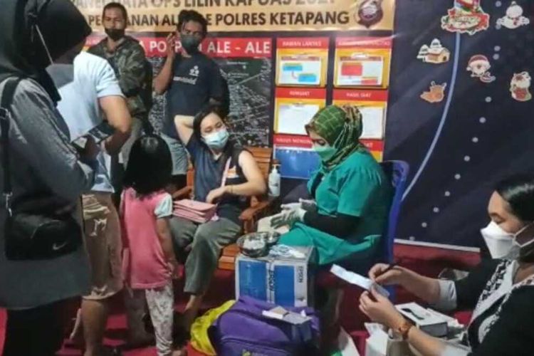 Guna mengejar target vaksinasi di Kabupaten Ketapang, Kalimantan Barat (Kalbar), aparat kepolisian menggelar razia di sejumlah pintu masuk wilayah. Setiap warga yang terjaring dan belum vaksin Covid-19, akan langsung divaksin di tempat.