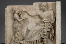 Benda Mirip Laptop Ada di Patung Yunani Kuno yang Dibuat 100 Tahun SM