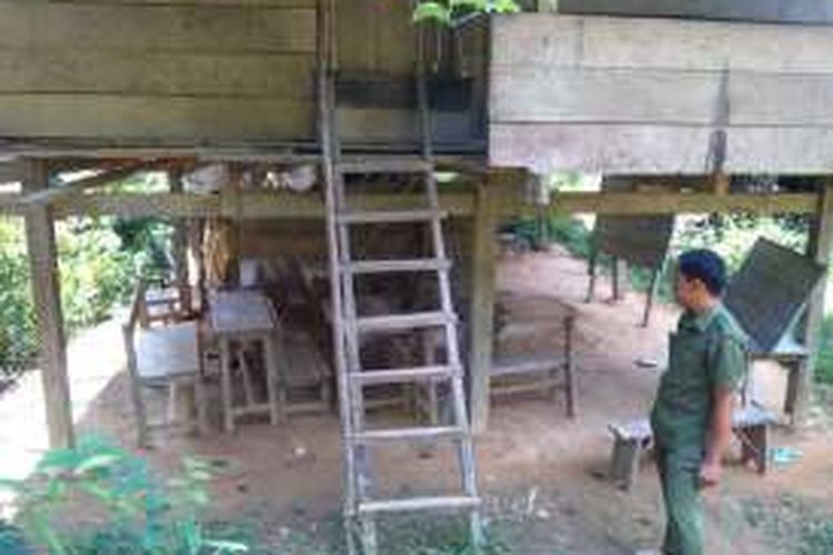 Lantaran sekolah mereka ambruk karena lapuk dimakan usia, Puluhan Siswa SD Rumbia Apo di Desa Pamulukang, Kabupaten Mamuju, Sulawesi barat kini terpaksa belajar sambil menumpang di kolong rumah warga.