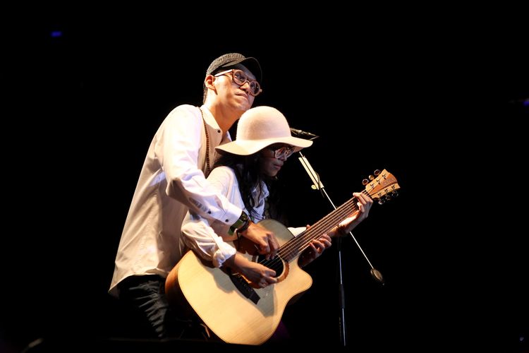 Endah N Rhesa tampil saat Konser Cinta Musik Indonesia di Istora Senayan, Jakarta, Sabtu (31/10/2015) malam. Konser ini menampilkan 13 grup musik Indonesia antara lain Sheila on 7, Float, Sore, dan Payung Teduh. KOMPAS IMAGES/KRISTIANTO PURNOMO