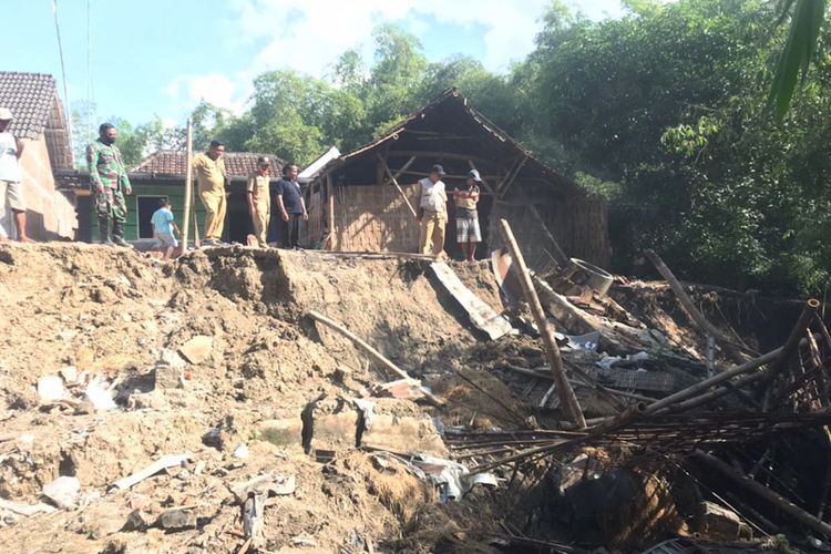 Tiga rumah warga terdampak longsor yang terjadi di Desa Jegreg, Kecamatan Modo, Lamongan, Jawa Timur. *** Local Caption *** Tiga rumah warga terdampak longsor yang terjadi di Desa Jegreg, Kecamatan Modo, Lamongan, Jawa Timur.