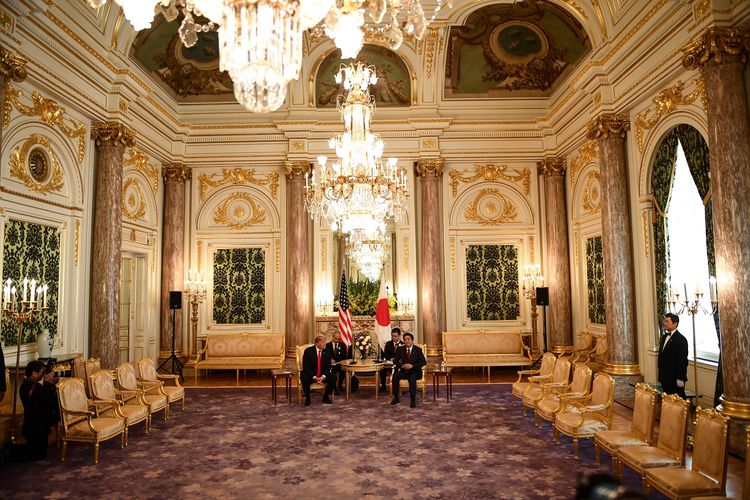 Presiden Amerika Serikat Donald Trump (kiri) saat bertemu Perdana Menteri Jepang Shinzo Abe di Istana Akasaka, Tokyo, pada 27 Mei 2019.