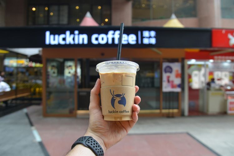Ilustrasi gerai kopi asal China Luckin Coffee.