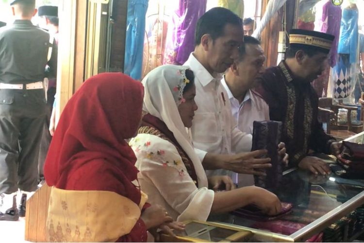 Presiden Joko Widodo dan Ibu Negara mampir membeli kain songket di Arena Songket Silungkang di Kabupaten Sawahlunto, Sumatera Barat, Kamis (8/2/2018).