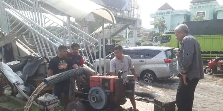 Pemerintah Kota (Pemkot) Semarang melalui Dinas Pekerjaan Umum (DPU) mengatasi genangan air di beberapa titik kota, salah satunya dengan mengerahkan pompa portable, Selasa (13/5/2025).