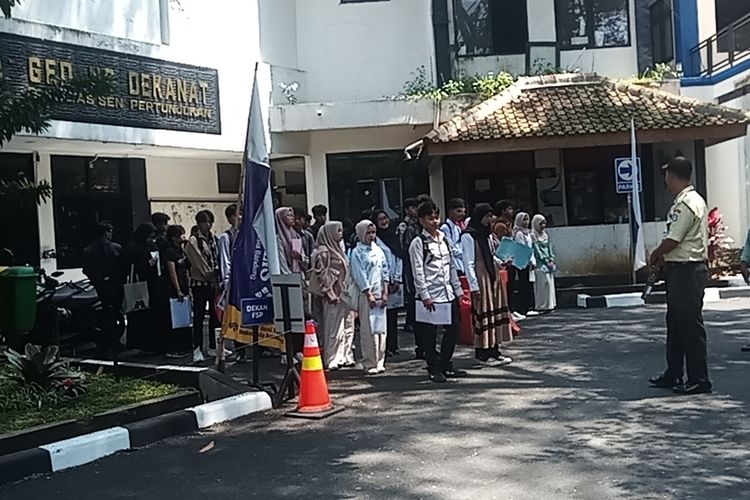 Institute Seni Budaya Indonesia (ISBI) Bandung kembali menjadi salah satu pusat pelaksanaan Ujian Tulis Berbasis Komputer Seleksi Nasional Berdasarkan Test (UTBK-SNBT) 2026. Sebanyak 8.247 peserta terdaftar yang akan melaksanakan UTBK, 20 diantaranya merupakan peserta disabilitas.