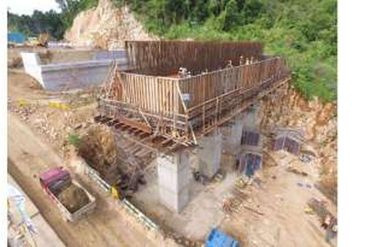 Proses konstruksi Jembatan Holtekamp di Jayapura, Papua