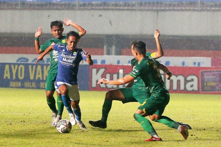 Pemain muda Persib Bandung Beckham Putra dijaga ketat pemain Persebaya Surabaya saat pertandingan pekan 16 Liga 1 2021-2022 yang berakhir dengan skor 0-3 di Stadion Maguwoharjo Sleman, Rabu (8/12/2021) malam.