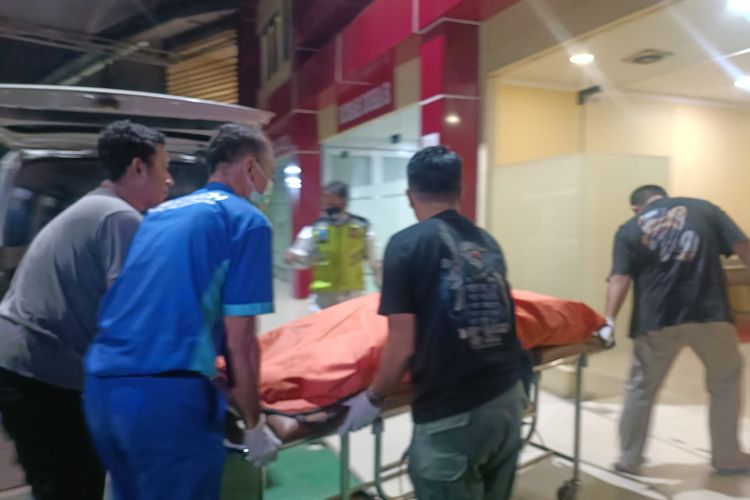 Mayat perempuan berinisial JS (25) yang ditemukan dalam kondisi terlakban di Cikarang Timur, Kabupaten Bekasi, tiba di RS Polri Kramatjati, Jakarta Timur, Jumat (8/12/2023) malam.