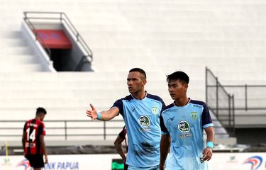 Pencetak gol Persela Lamongan Jose Wilkson (kiri) saat pertandingan pekan 18 Liga 1 2021-2022 melawan Persipura Jayapura yang berakhir dengan skor 1-1 di Stadion Kapten I Wayan Dipta Gianyar, Kamis (6/1/2021) sore.