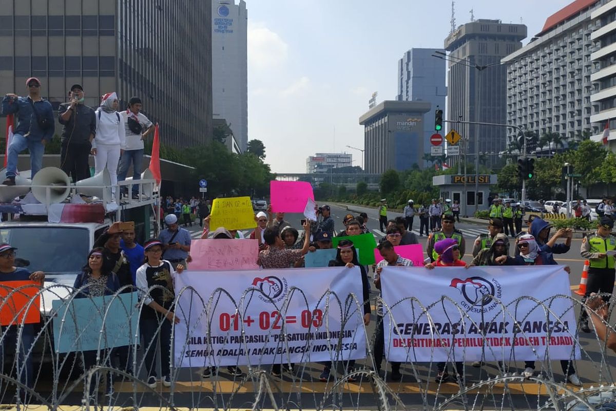 Massa yang mengatasnamakan Koalisi Anak Bangsa menggelar demonstrasi tandingan bersamaan dengan aksi unjuk rasa yang digelar massa GNKR di depan Bawaslu Selasa (21/5/2019).