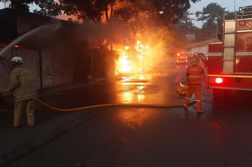 Ditinggal Mudik, 7 Lapak di Cipayung Dilanda Kebakaran