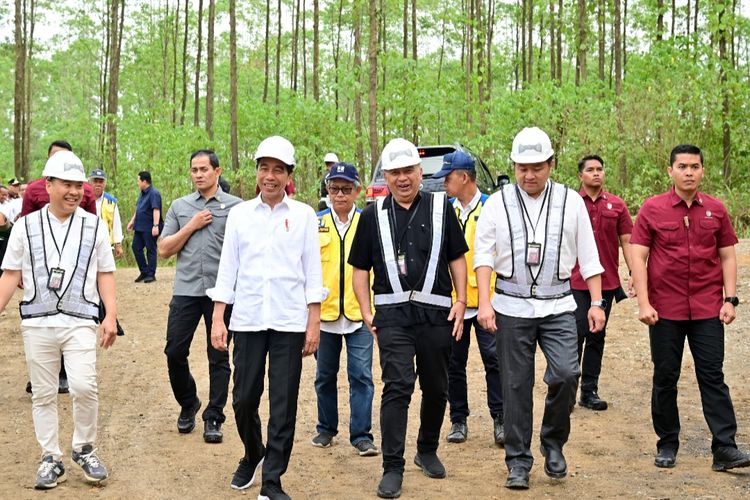 Presiden Joko Widodo di kawasan ground breaking Hotel Vasanta di kawasan IKN, Kabupaten Penajam Paser Utara, Provinsi Kalimantan Timur pada Sabtu (23/9/2023).